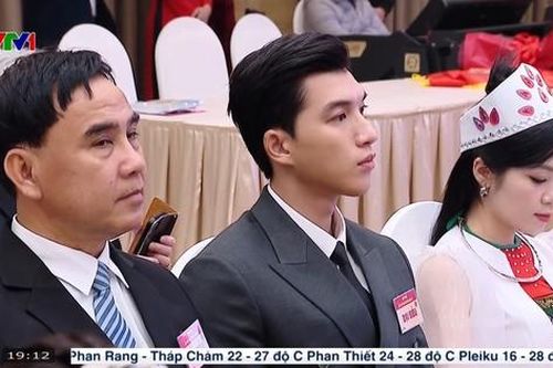 Visual 'cực phẩm' của HIEUTHUHAI: Đi dự hội nghị cũng gây thương nhớ