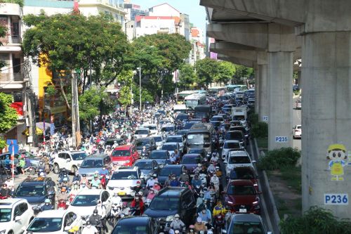 Hiệu trưởng chịu trách nhiệm nếu để học sinh đi xe máy khi chưa đủ quy định đến trường