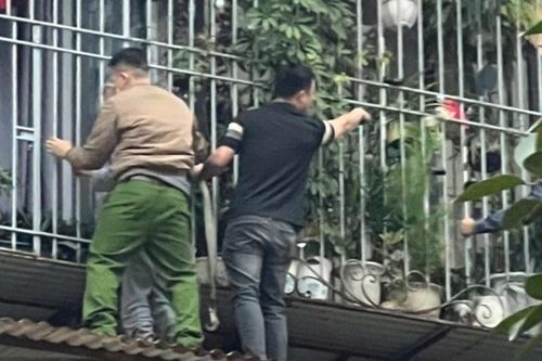 Cán bộ Công an phường và người dân kịp thời cứu hộ một cụ ông nằm bất động trên nóc 'chuồng cọp'