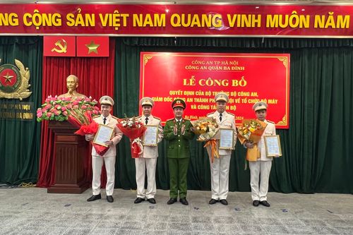Công bố quyết định sáp nhập Công an phường Nguyễn Trung Trực vào Công an phường Trúc Bạch