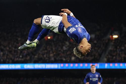 CLB mới lên hạng tạo địa chấn trước Chelsea