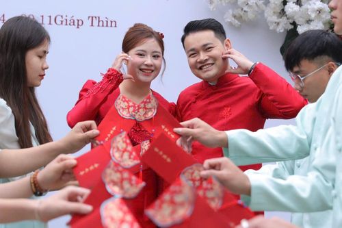 Vừa cưới xong, chú rể tức tốc đưa cô dâu đến trường thi hết môn