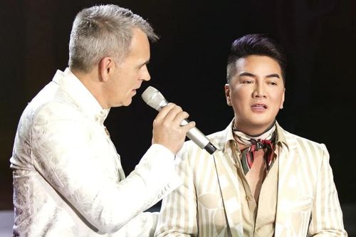 Ông Gerard Richard hát 'Xin lỗi tình yêu'