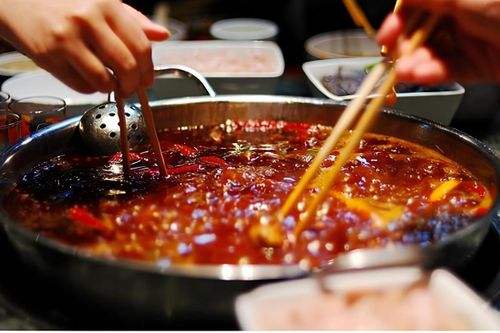 Món đồ thừa trộn trong nồi lẩu gây tranh cãi MXH Trung Quốc