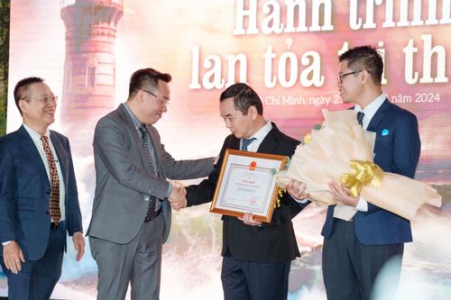 First News được Bộ Thông tin và Truyền thông tặng Bằng khen