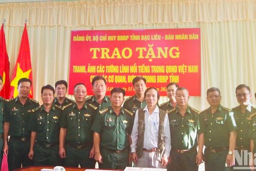 Trao bộ tranh của Báo Nhân Dân về các vị tướng tài danh tặng các đồn biên phòng tại Bạc Liêu