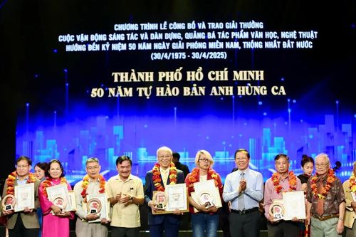 Trao giải cuộc vận động sáng tác 'Thành phố Hồ Chí Minh - 50 năm tự hào bản anh hùng ca'
