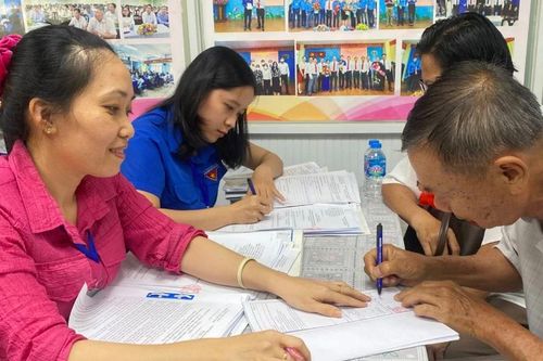 50 hộ dân đầu tiên bị ảnh hưởng bởi dự án đường Vành đai 2 nhận tiền bồi thường
