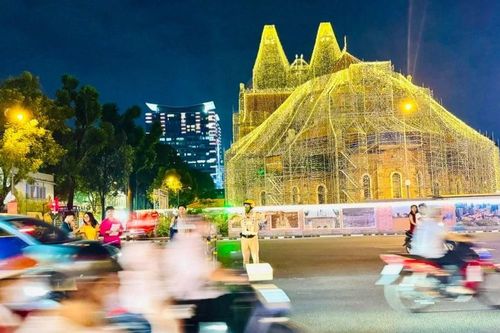 Người dân TPHCM đổ dần đến những hướng có pháo hoa