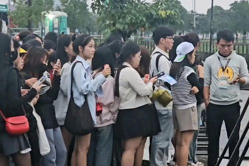 Hàng chục ngàn người xếp hàng từ chiều để 'Countdown Huế'