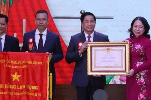 Bệnh viện Đại học Y Dược TPHCM nhận danh hiệu Anh hùng lao động