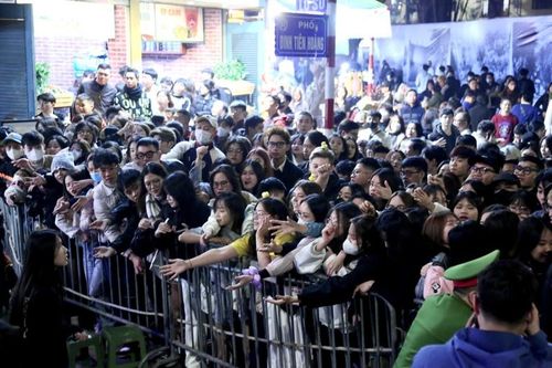 Nam thanh nữ tú 'hâm nóng' hồ Gươm chờ Countdown
