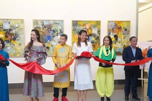 Nghệ thuật rộn ràng dịp cuối năm