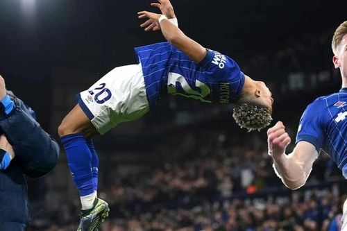 Thua sốc đội bóng 'cửa dưới', Chelsea 'dâng' ngôi vương cho Liverpool