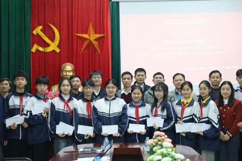 Tam Đảo: Thưởng 'nóng' giáo viên, học sinh đạt thành tích thi khoa học kỹ thuật