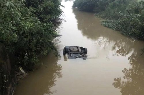 2 người tử vong trong ô tô 'phơi bụng' dưới sông ở Hà Tĩnh