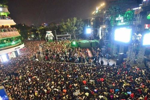 Đường phố Hà Nội 'đông như nêm' trước thời khắc đón năm mới 2025