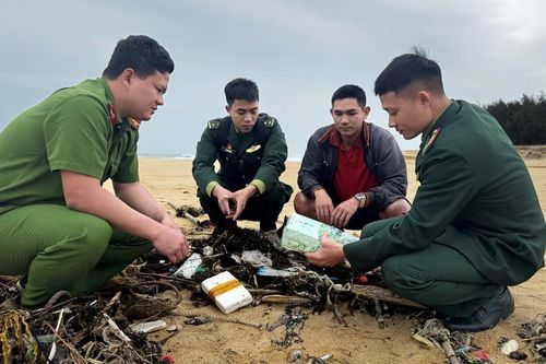 Liên tục phát hiện vật thể trôi dạt nghi chứa ma túy ở bờ biển tỉnh Quảng Ngãi