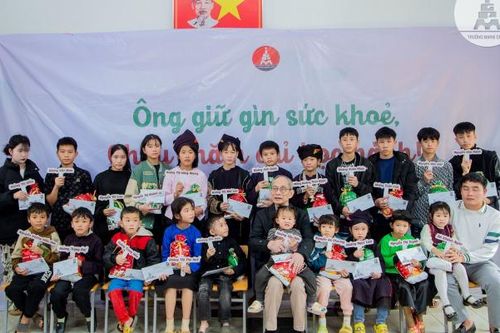 Hình ảnh các thầy cô giáo nổi bật, truyền cảm hứng nhất trên mạng xã hội năm 2024