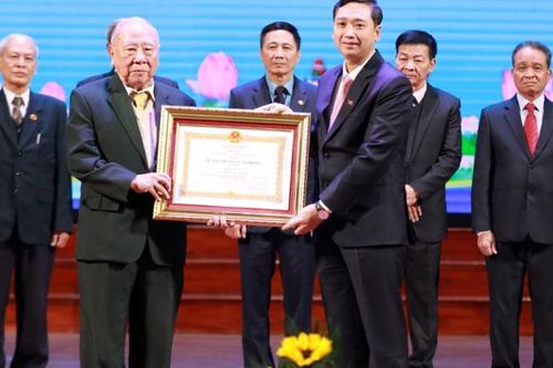 Nguyên Tổng Biên tập Báo Bắc Giang được trao tặng Huân chương Lao động hạng Ba