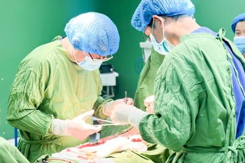 Gia Lai: Cắt bỏ khối u nặng 7kg trong người bệnh nhân U60