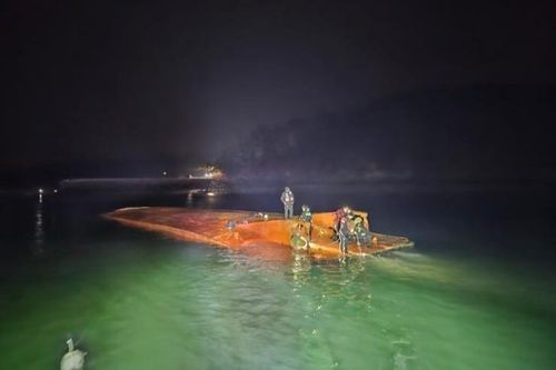 Phà chở ô tô bị lật ngoài khơi ở Hàn Quốc, 5 người mất tích