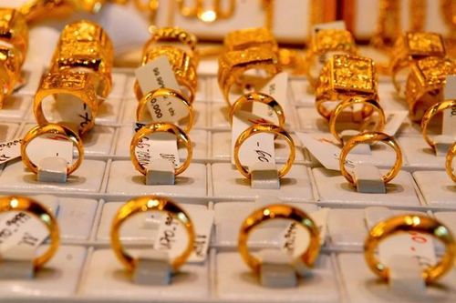 Dự báo diễn biến giá vàng, dầu thô năm 2025