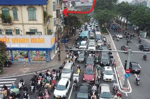 Đường mới mở để giảm ùn tắc bị 'phong tỏa' bởi hàng quán và phương tiện đỗ tràn lan