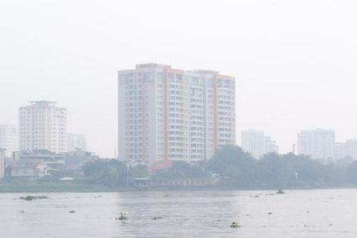Bầu trời TPHCM mù mịt, khả năng có mưa trái mùa hôm nay