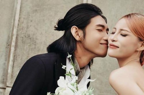 Showbiz 31/12: Ảnh cưới của Quang Đăng với bạn gái Trung Quốc