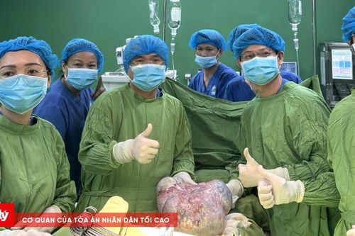 Bệnh viện Đại học Y Dược HAGL cắt bỏ khối U 7kg cho người phụ nữ Campuchia