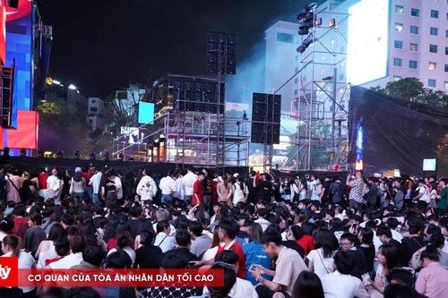 Biển người vây kín trung tâm TP.HCM chờ xem bắn pháo hoa mừng năm mới