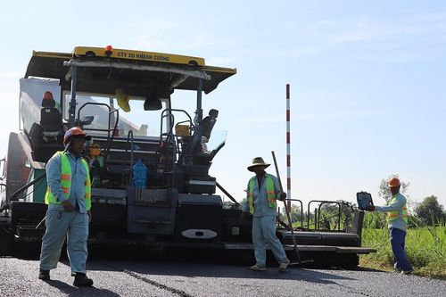 Tuyến đường đầy ổ gà sau 3 năm khai thác: 150 người thi công nâng cấp