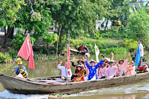 Mẹ chồng Pháp ngồi ghe đón dâu, quét sân giúp thông gia Việt sau đám cưới