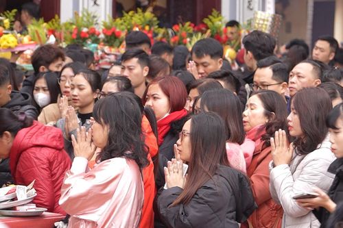 Nghìn người ùn ùn đi lễ Phủ Tây Hồ ngày mồng 1 cuối cùng của năm Giáp Thìn
