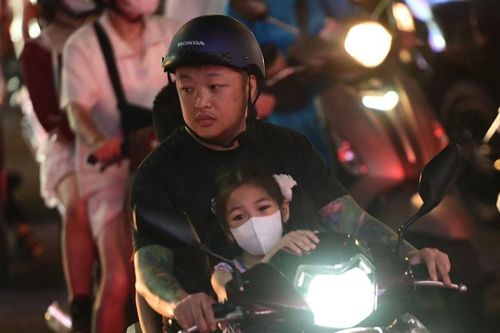 Hàng vạn người kéo về trung tâm TPHCM, nhiều tuyến đường kẹt cứng
