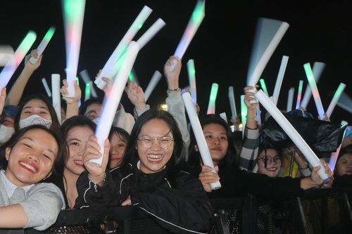 Giới trẻ đội mưa xem chương trình countdown chào năm mới 2025 ở Bình Định