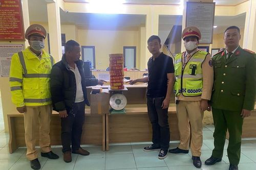 Lái xe ô tô khách vận chuyển 9 kg 'hàng cấm'