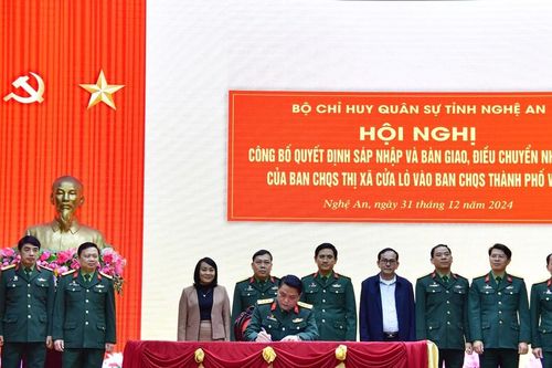 Công bố Quyết định sáp nhập, bàn giao, điều chuyển nhiệm vụ của Ban Chỉ huy Quân sự thị xã Cửa Lò vào Ban Chỉ huy Quân sự thành phố Vinh