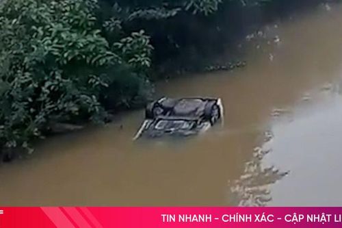 Xe con rơi xuống sông ở Hà Tĩnh, chưa rõ người thương vong