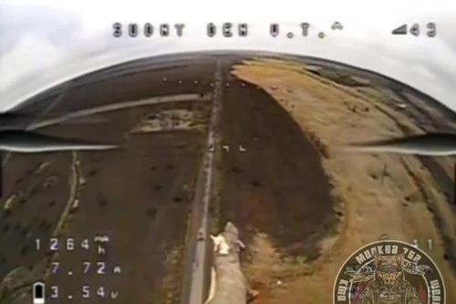 Drone FPV Nga chơi trò 'chọc gậy bánh xe' với drone Ukraine trên trời