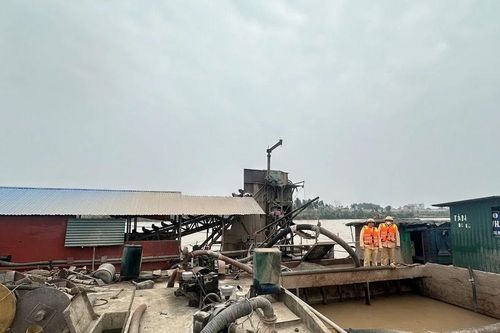 Bắt giữ 12 phương tiện khai thác cát trái phép trên tuyến sông Lục Nam
