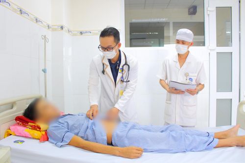 Nam thanh niên bị viêm tụy cấp và phải lọc máu vì thói quen uống rượu bia mỗi ngày
