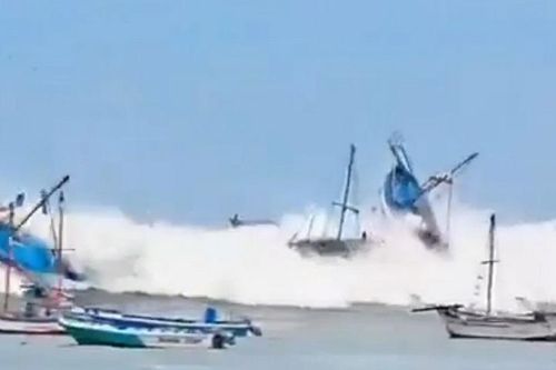 Sóng dữ bất thường quần thảo Peru đến tận những ngày đầu năm mới