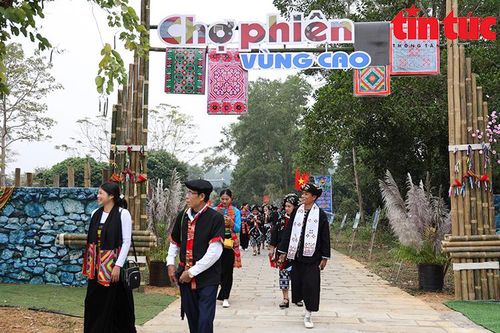 Nhộn nhịp 'Chợ phiên vùng cao - Chào năm mới 2024' tại Làng Văn hóa