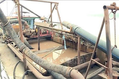 Bắt giữ 12 phương tiện khai thác cát trái phép trên tuyến sông Lục Nam