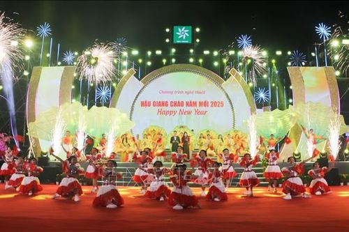 Chào năm mới 2025: Sớm hiện thực khát vọng phát triển nhanh, bền vững