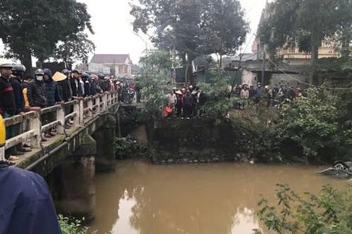 Ô tô rơi xuống kênh, 2 người tử vong