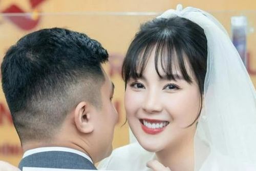 MC Mai Ngọc khoe ảnh đăng ký kết hôn với chồng thiếu gia