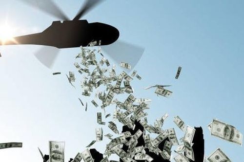 Kinh ngạc bố chú rể thuê máy bay rải tiền tặng khách mời nhà cô dâu